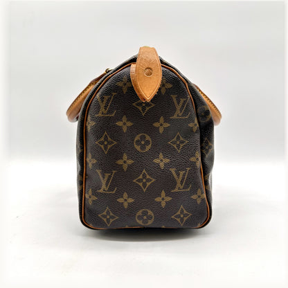 Louis Vuitton Speedy 30 Toile Monogram - côté opposé avec patte en cuir naturel