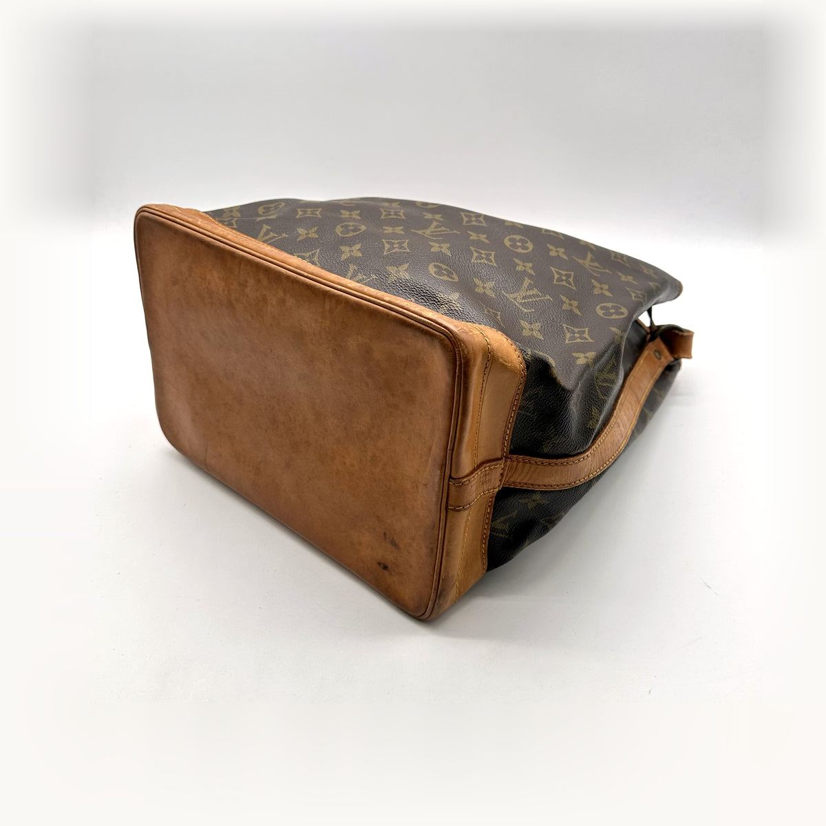 Louis Vuitton Grand Noé Toile Monogram - vue de trois quarts du dessous