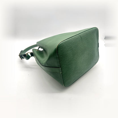 Louis Vuitton Petit Noé Cuir Épi Vert - vue en angle opposé, fond du seau