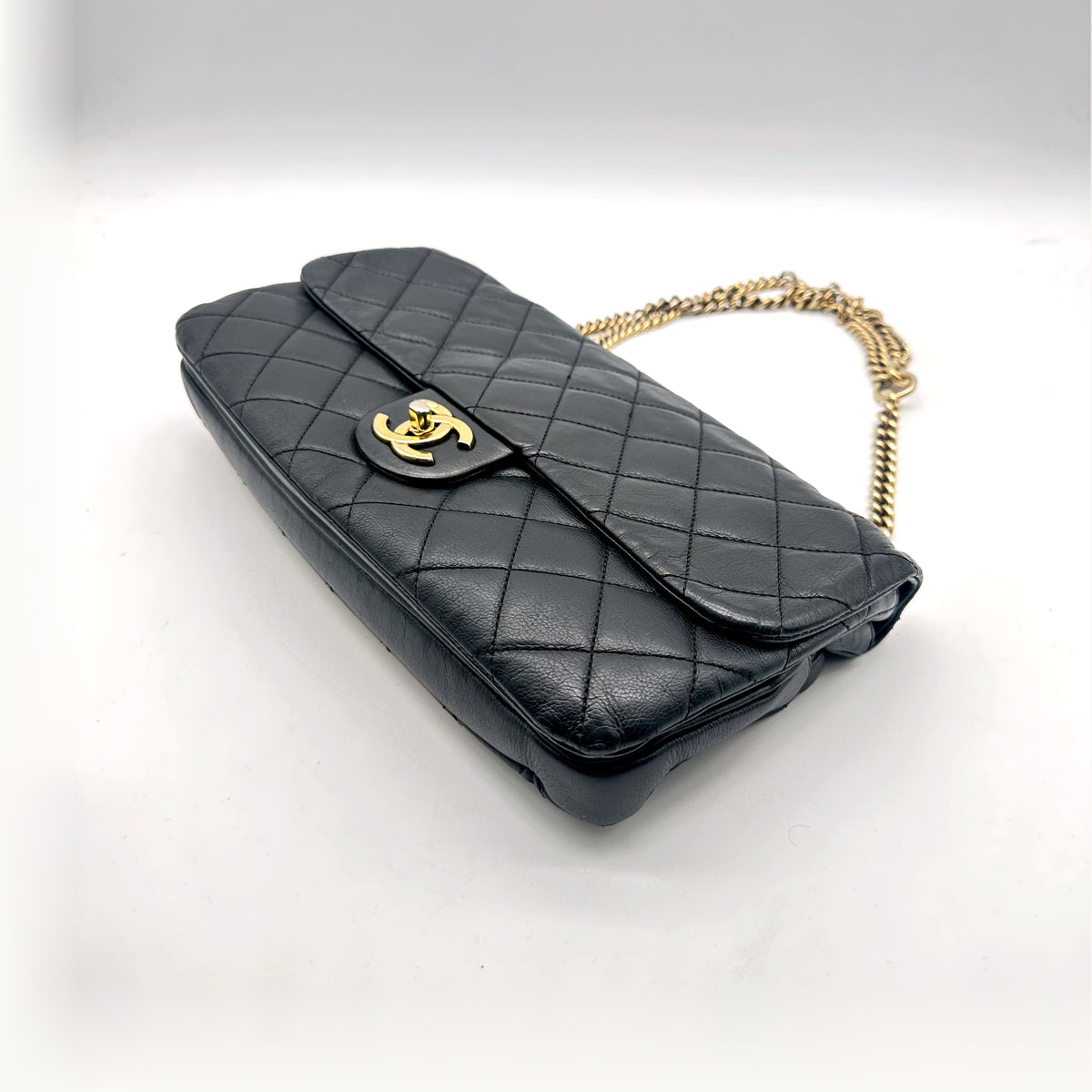 Chanel Double Chaîne Cuir Matelassé Noir - vue en angle, double chaîne déployée
