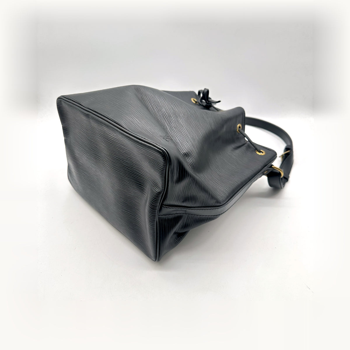 Louis Vuitton Petit Noé Cuir Épi Noir - vue en angle, base du sac