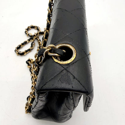 Chanel Mini Square Single Flap Cuir d'agneau Noir - détail du bas du sac et de l'anneau de chaîne