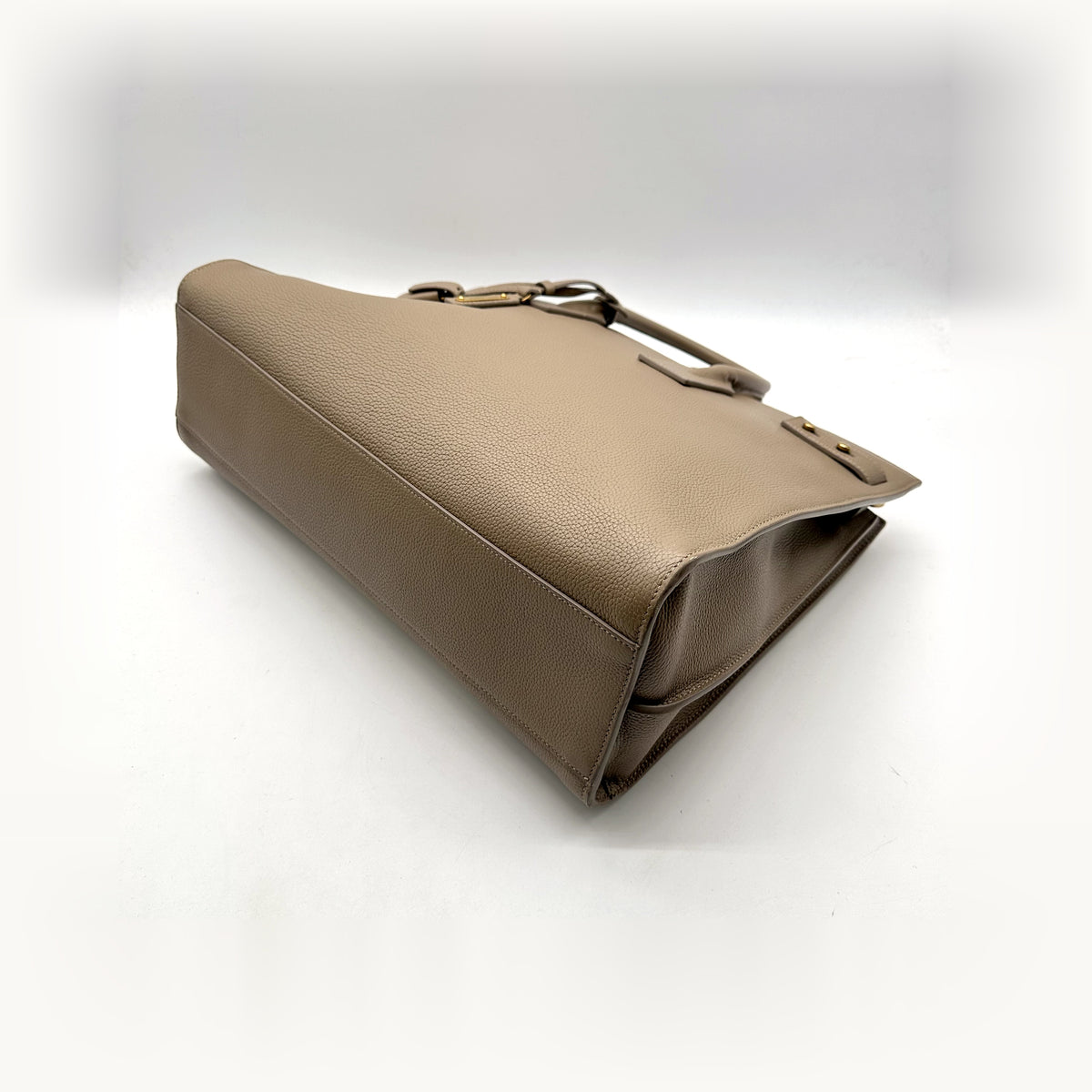 Saint Laurent Bandoulière Cuir Grainé Taupe - vue en angle, base du sac