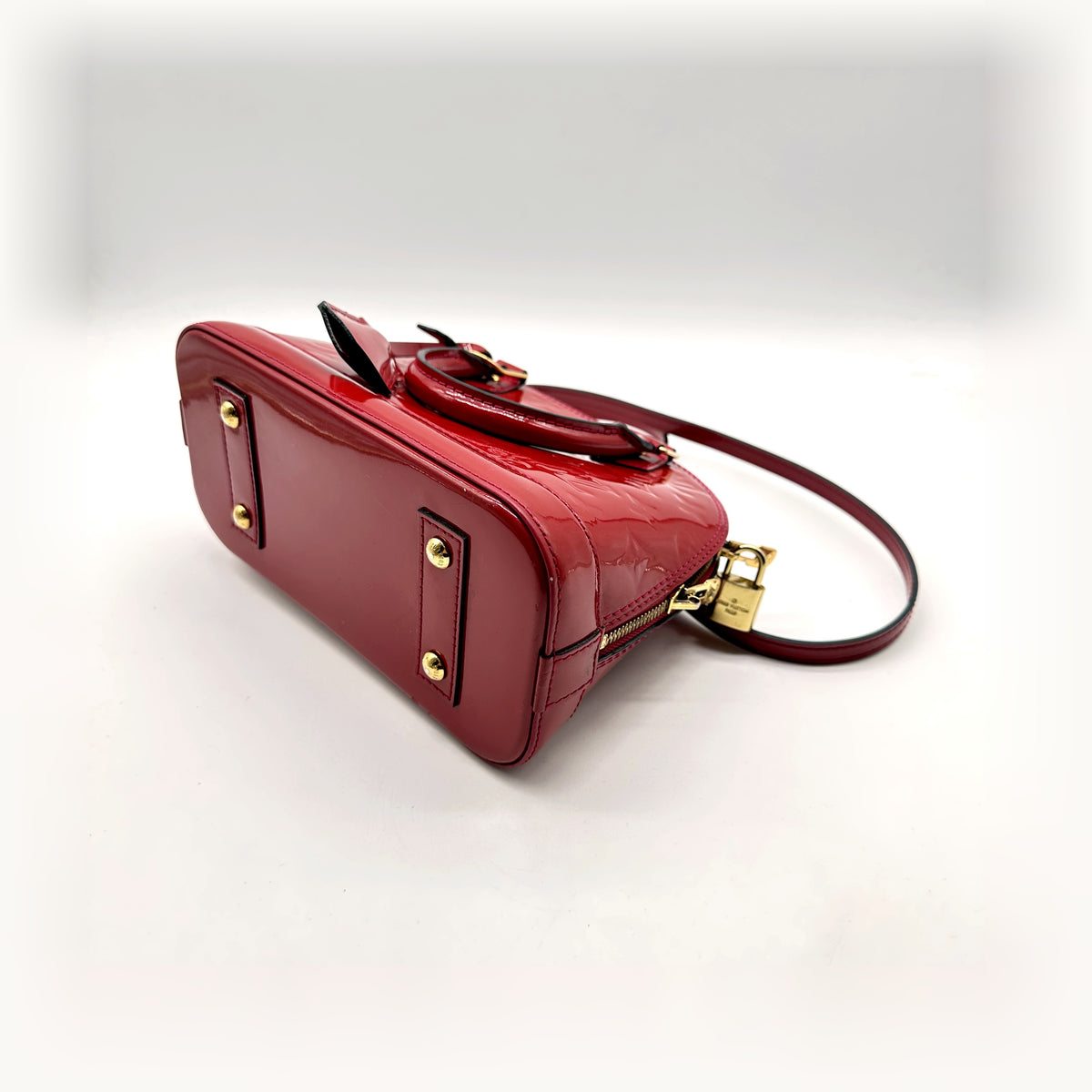Louis Vuitton Alma BB Cuir Vernis Rouge - vue en angle, pieds métalliques