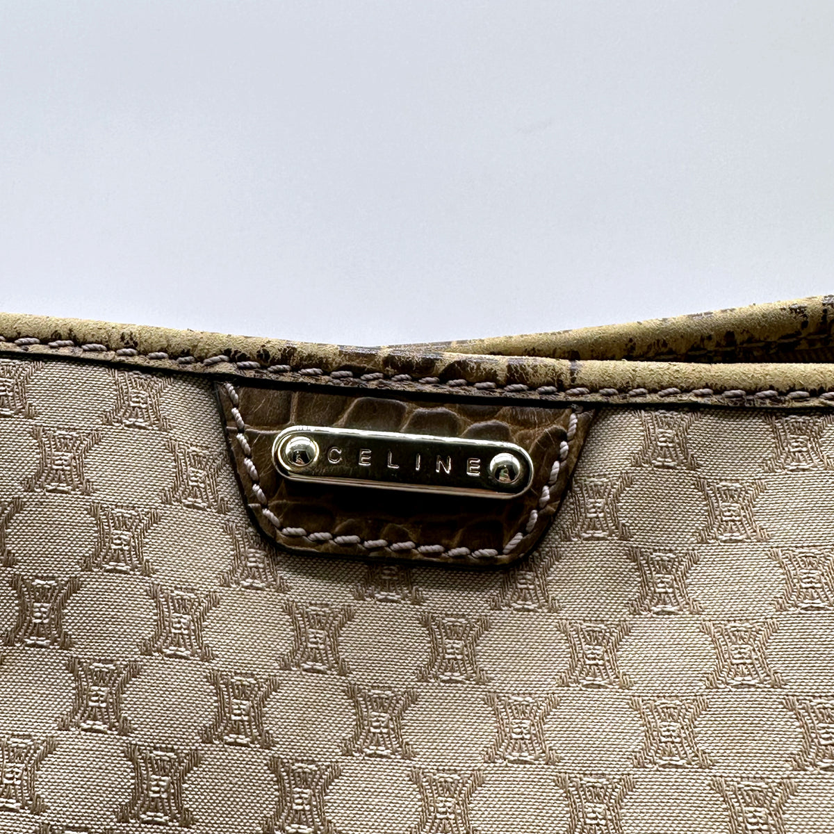 Céline Tote Toile Macadam Beige - détail de la plaque Céline en façade