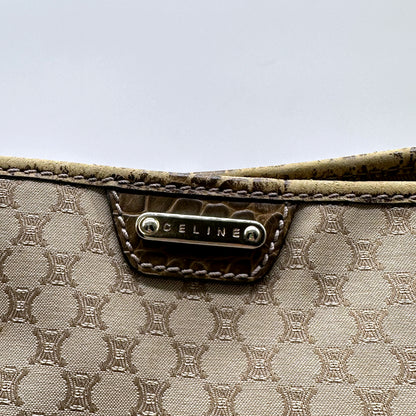 Céline Tote Toile Macadam Beige - détail de la plaque Céline en façade