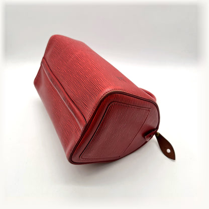 Louis Vuitton Speedy 30 Cuir Épi Rouge - vue en angle, base du sac