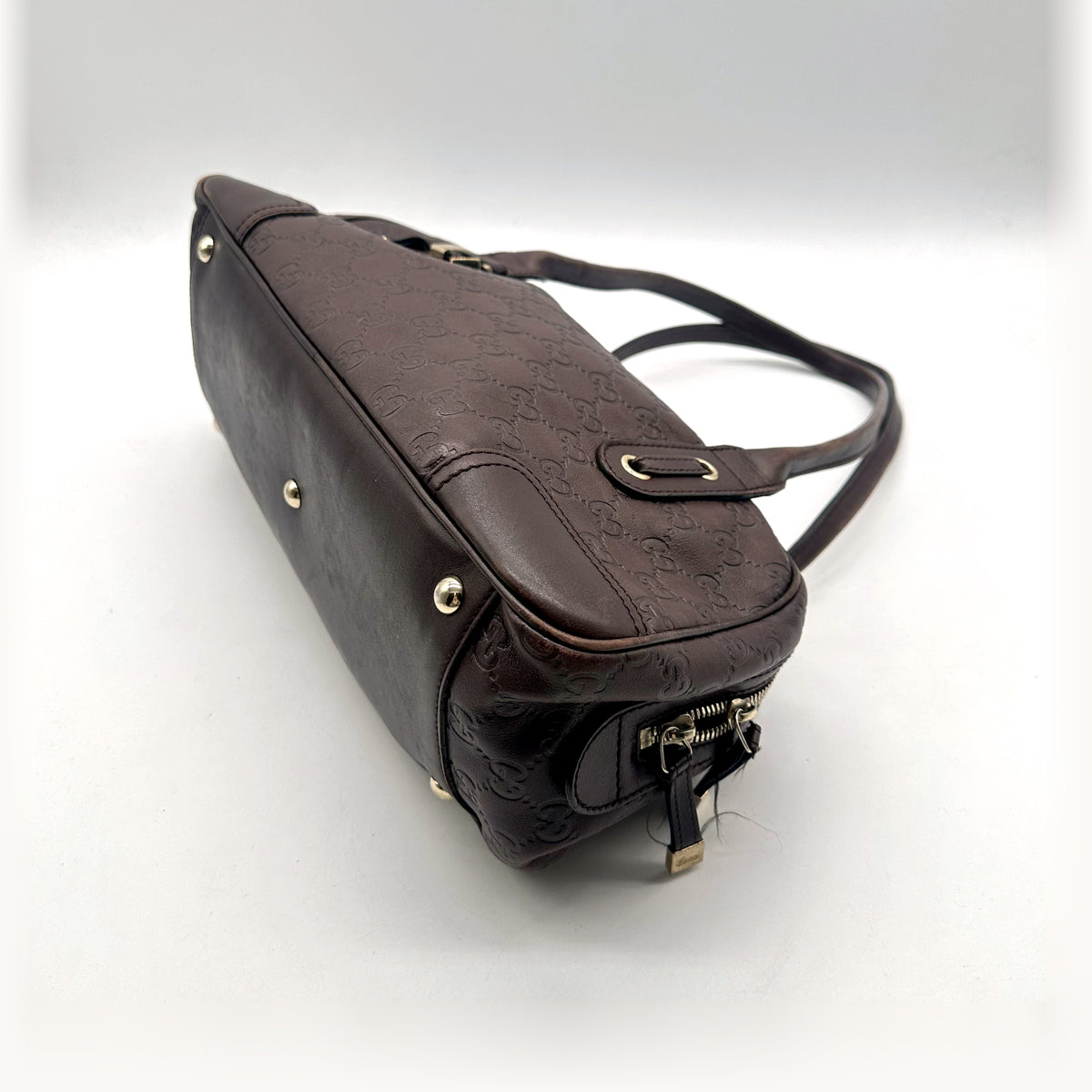 Gucci Bowling Cuir Guccissima Marron - vue en angle, base et pieds métalliques