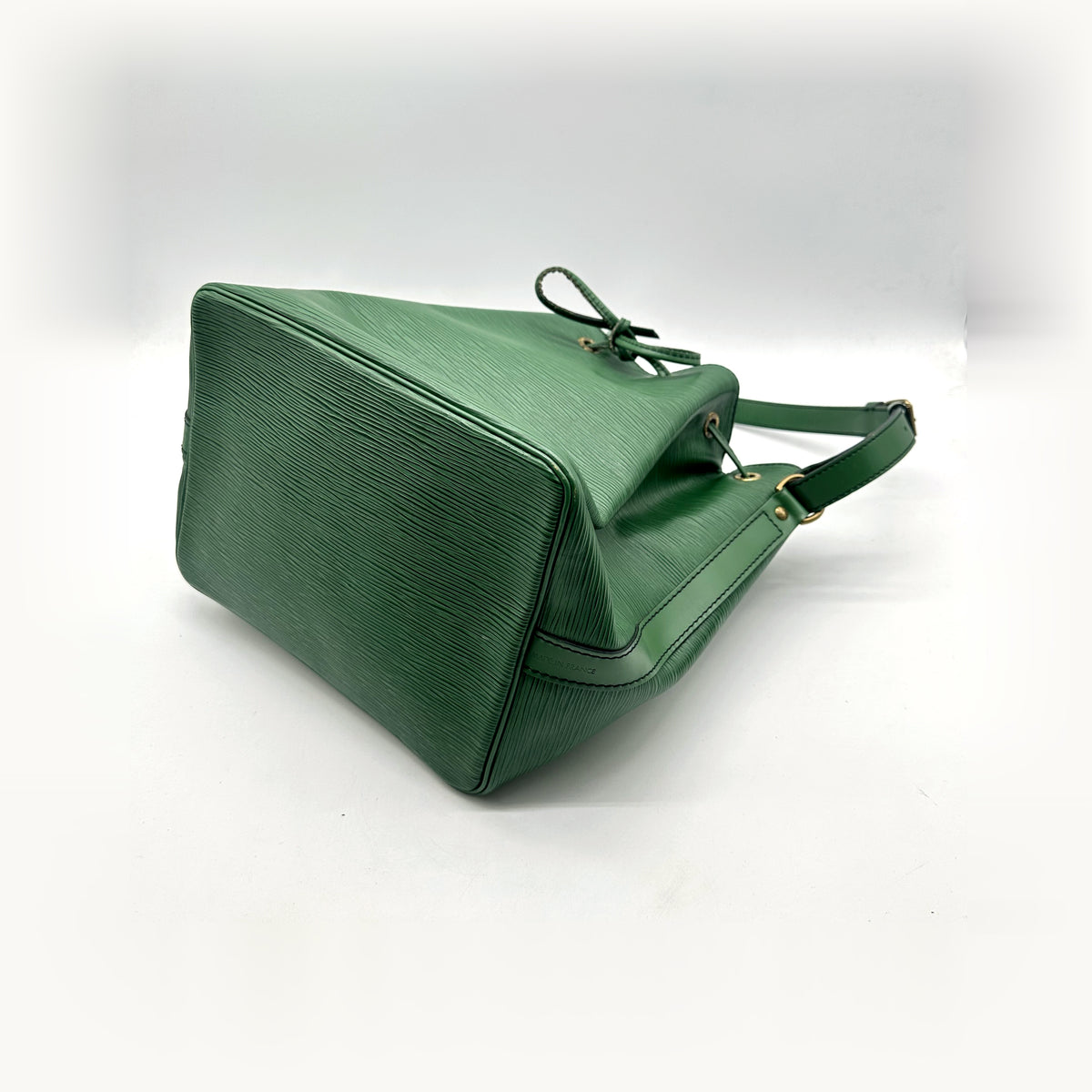 Louis Vuitton Petit Noé Cuir Épi Vert - vue en angle, base du sac