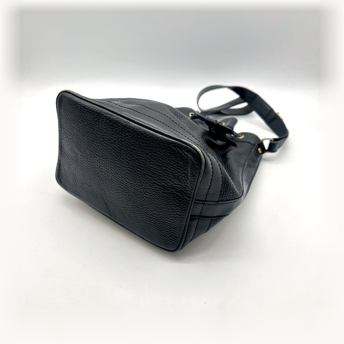 Céline Seau Cuir grainé noir - fond et base, vue de côté