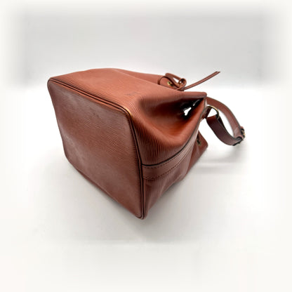 Louis Vuitton Noé Cuir Épi Marron - vue en angle, base du sac