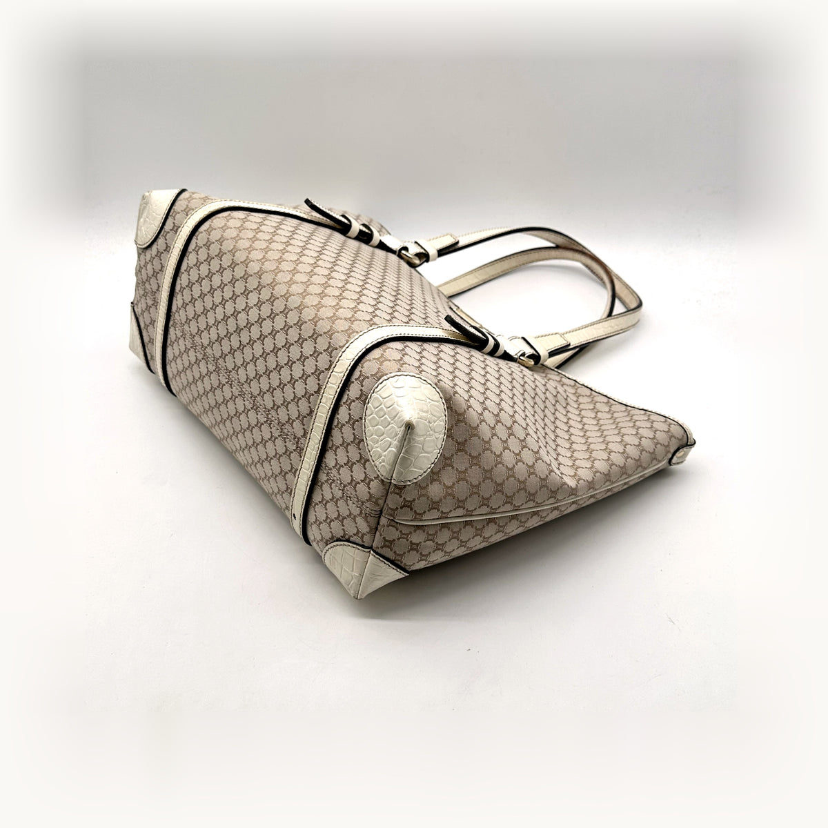 Céline Tote Toile Macadam Écru - vue en angle, coins renforcés de cuir