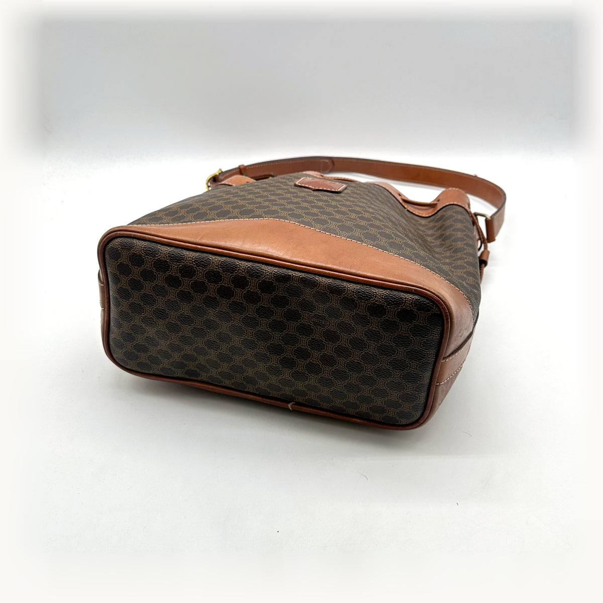 Céline Seau Toile Macadam Marron - vue en angle, base de cuir