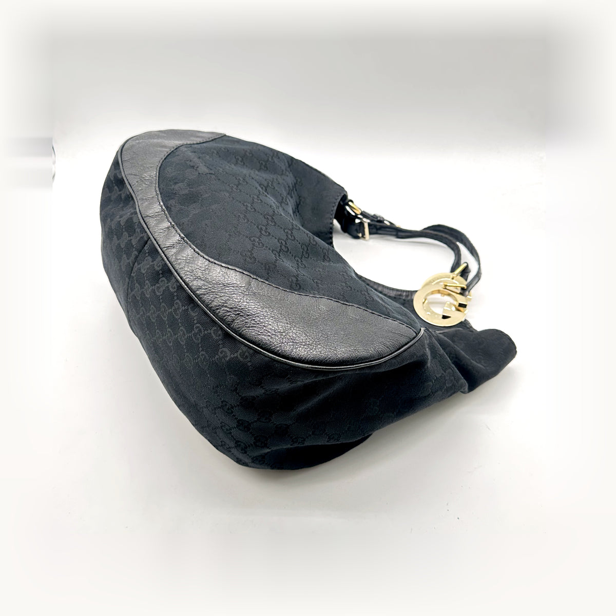 Gucci Hobo Toile GG Noir - vue en angle, base du sac