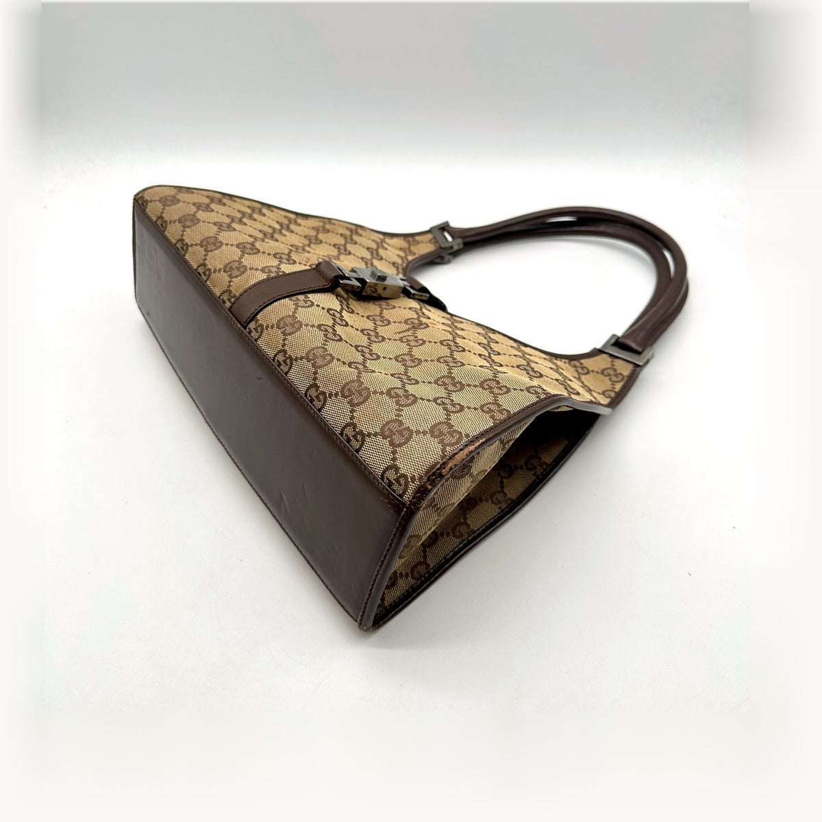 Gucci Jackie Toile GG Beige - vue en angle, base du sac