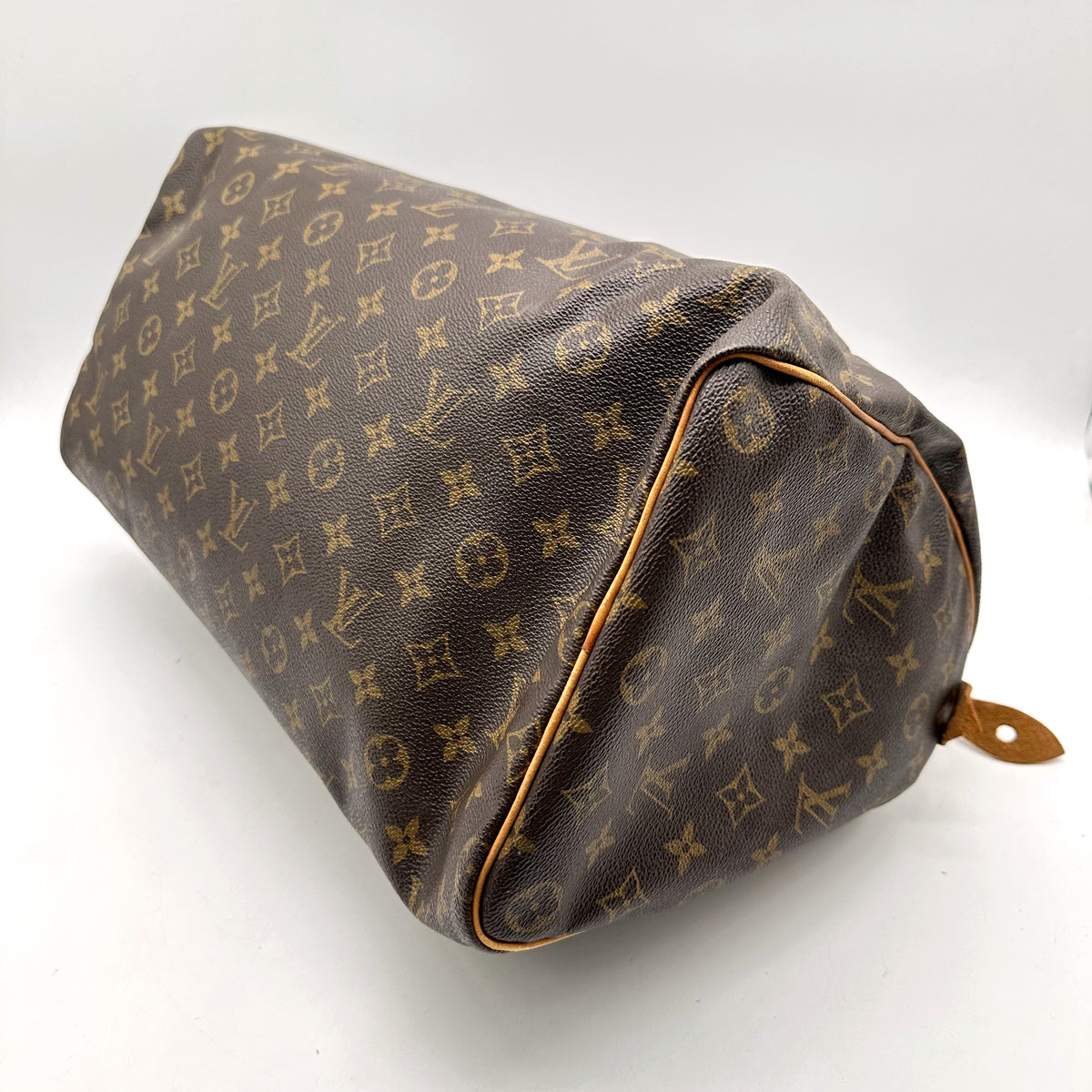 Louis Vuitton Speedy 40 Toile Monogram - vue en angle, base du sac