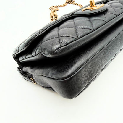 Chanel Sac à rabat matelassé cuir d'agneau - vue de dessus, rabat et matelassage