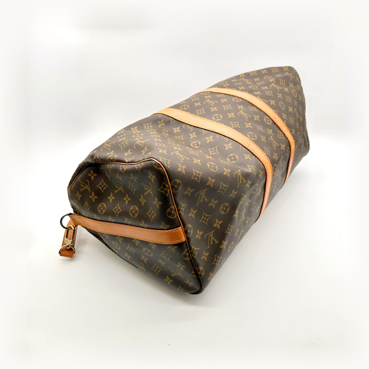 Louis Vuitton Keepall Bandoulière 55 Toile Monogram - vue du dessous, base et coins