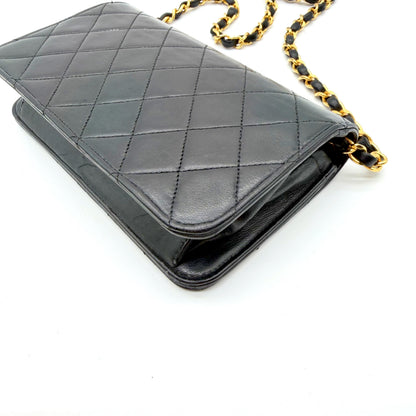 Chanel Wallet on Chain cuir d'agneau matelassé noir - base et angles, trois-quarts arrière