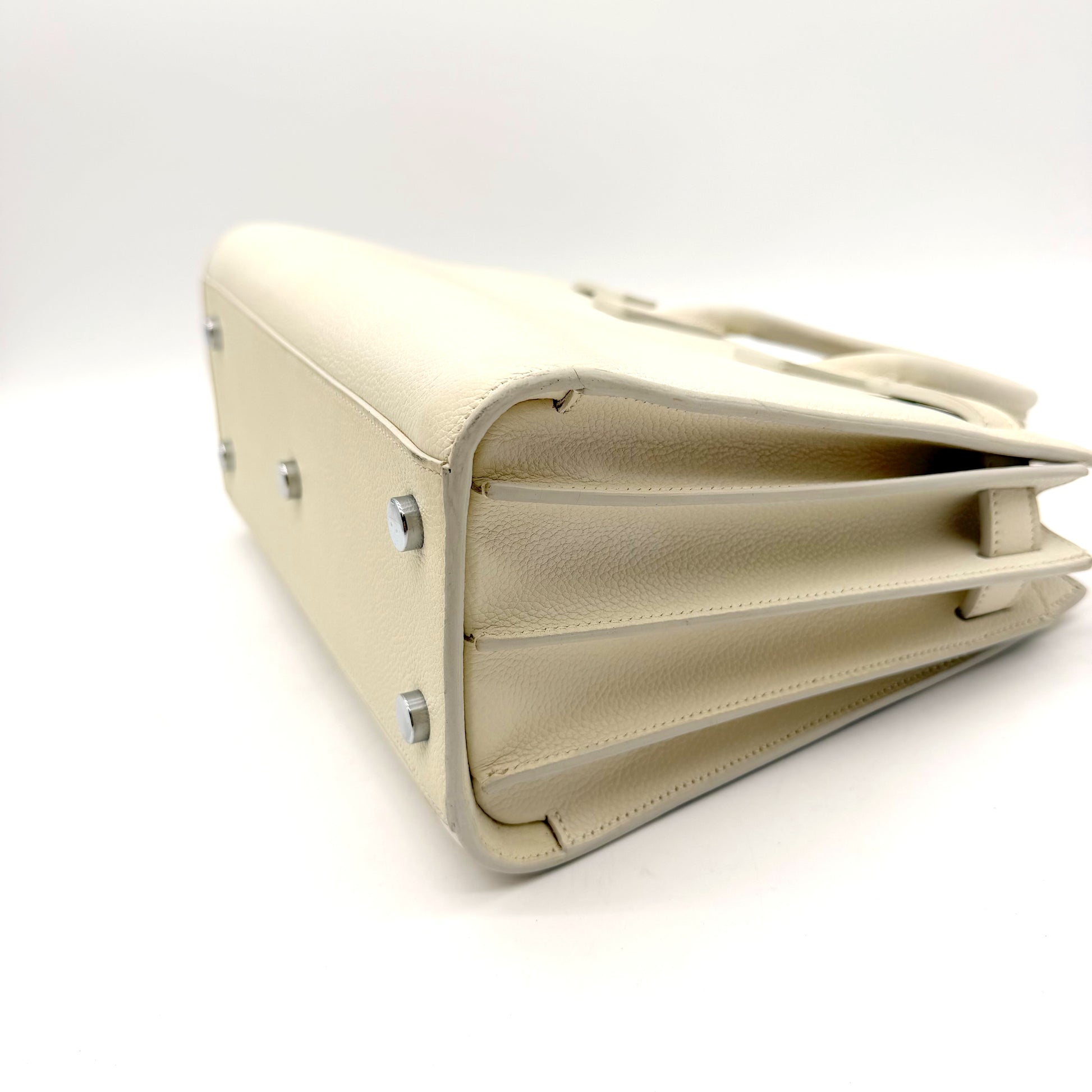 Saint Laurent Sac de Jour Baby cuir grainé blanc cassé - base et angles, trois-quarts