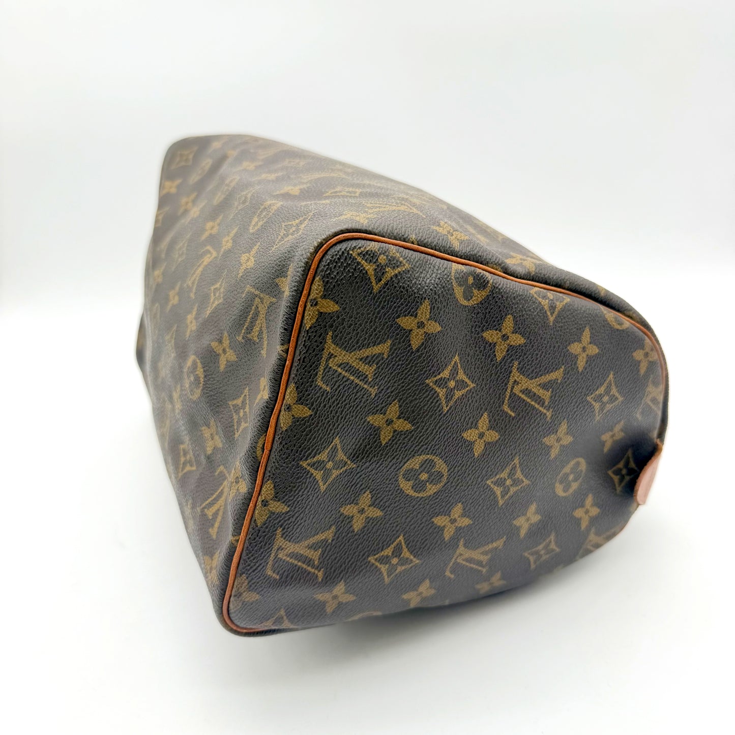 Louis Vuitton Speedy 30 Toile Monogram - base et angles inférieurs, vue A