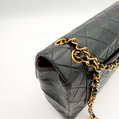 Chanel Single Flap - angle supérieur, cuir marqué sur l'arête