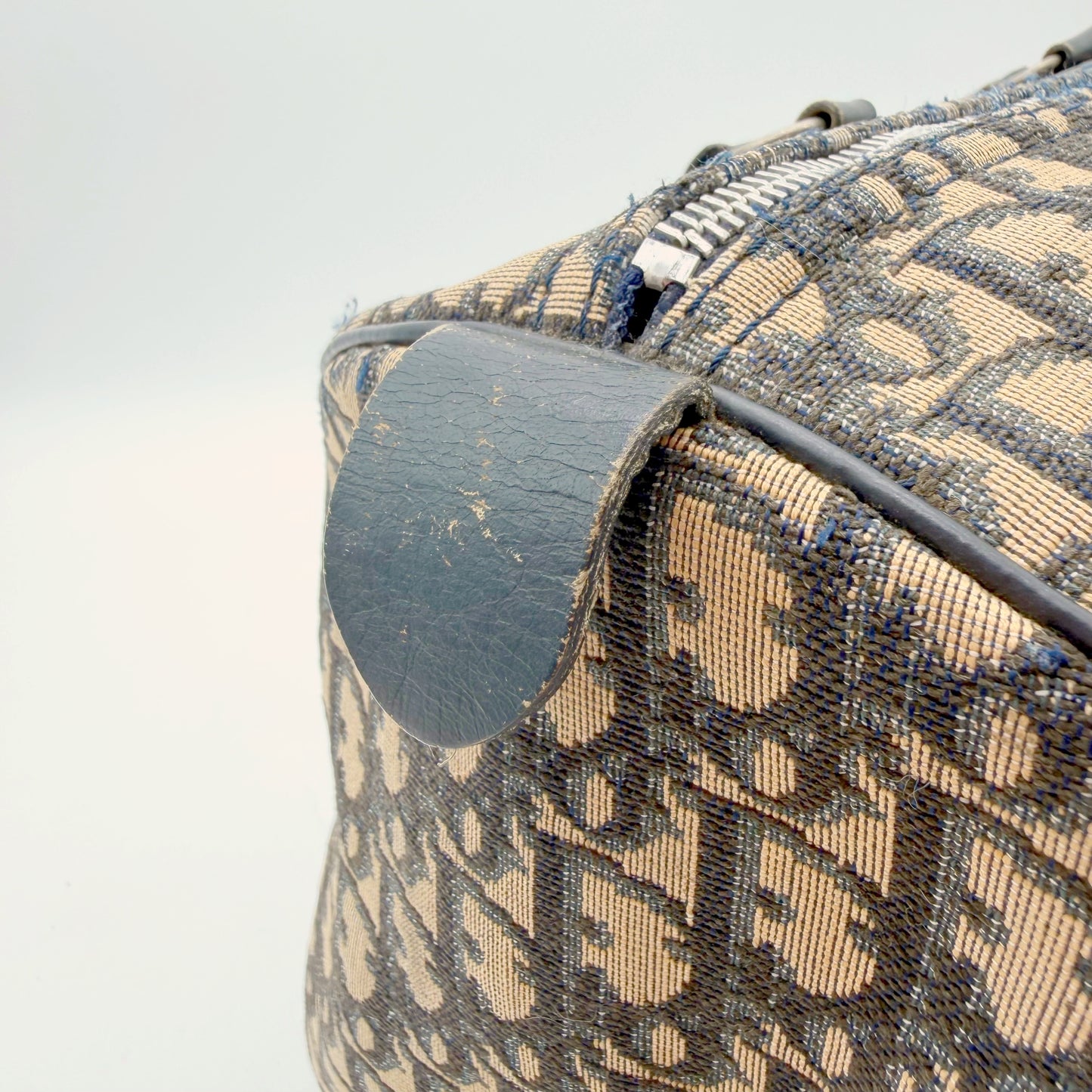 Dior Boston toile monogram - patte de cuir craquelée en gros plan