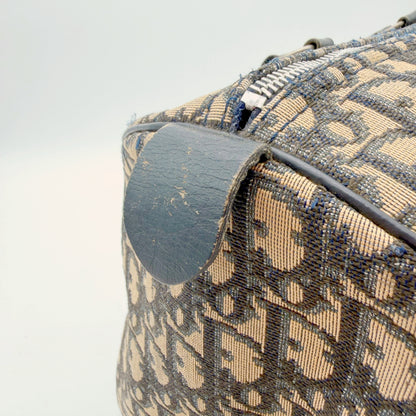 Dior Boston toile monogram - patte de cuir craquelée en gros plan
