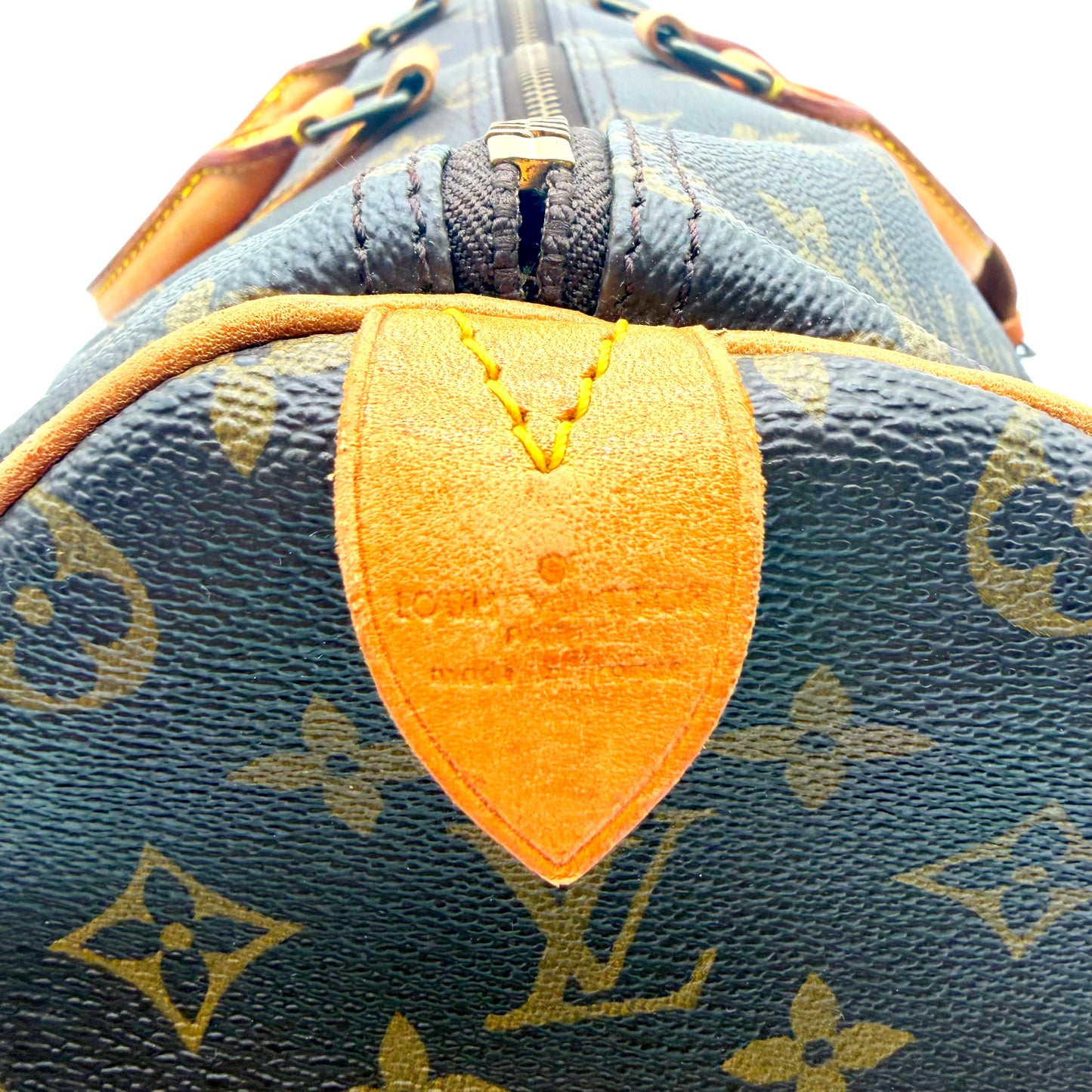 Louis Vuitton Keepall 50 toile Monogram - detail de la patte de cuir sur le dessus