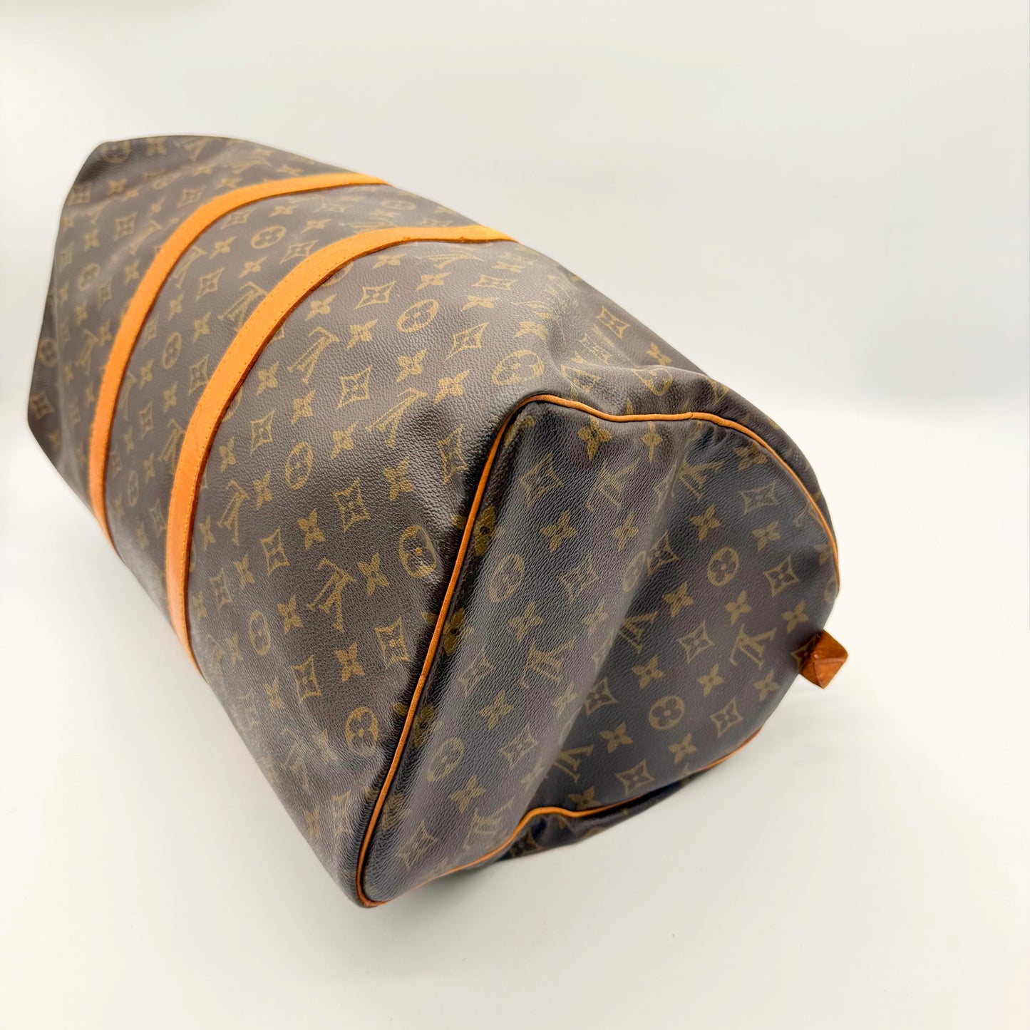 Louis Vuitton Keepall 50 toile Monogram - vue trois quarts, base et flanc