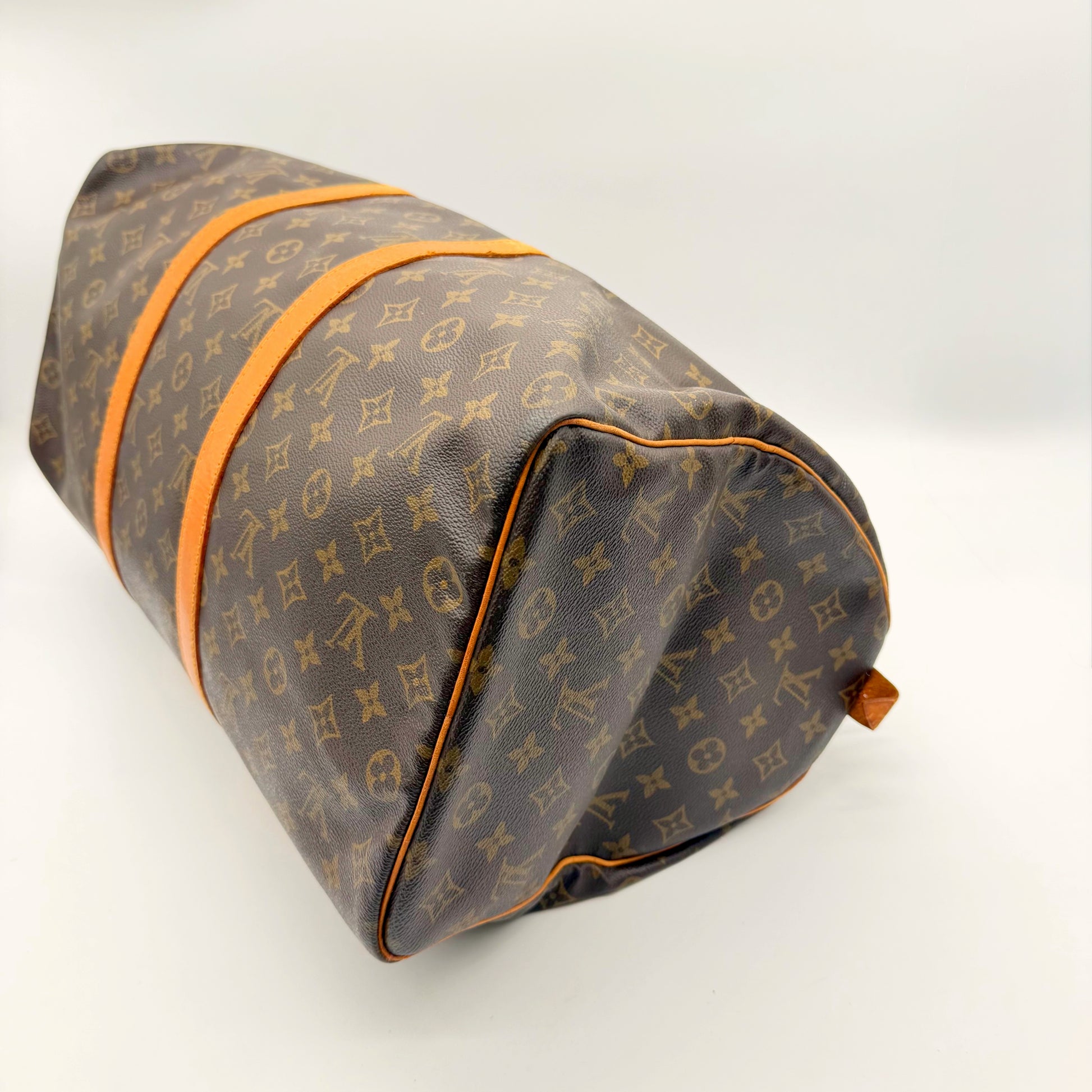Louis Vuitton Keepall 50 toile Monogram - vue trois quarts, base et flanc