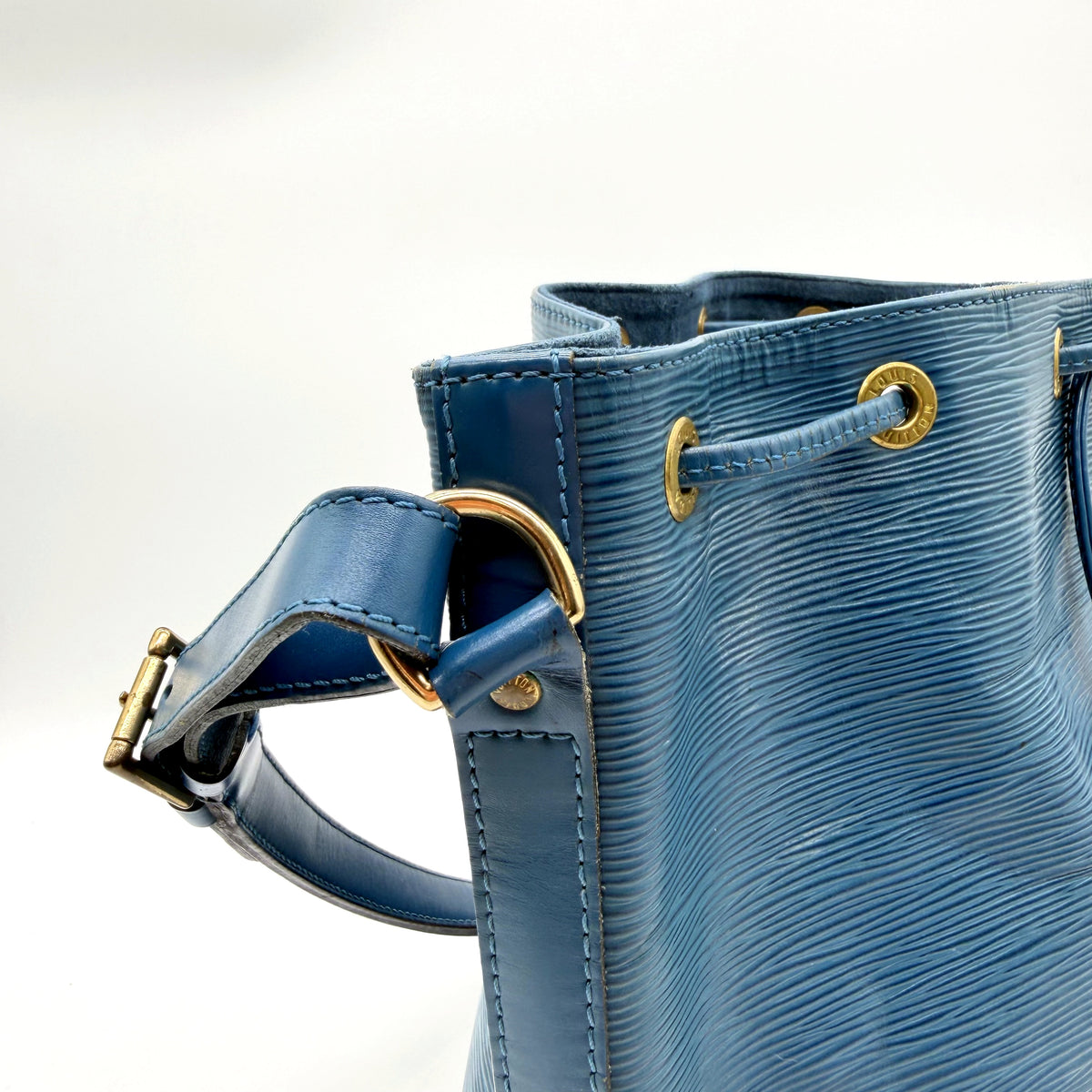 Louis Vuitton Petit Noé cuir Épi bleu - attache de la bandoulière et anneau doré