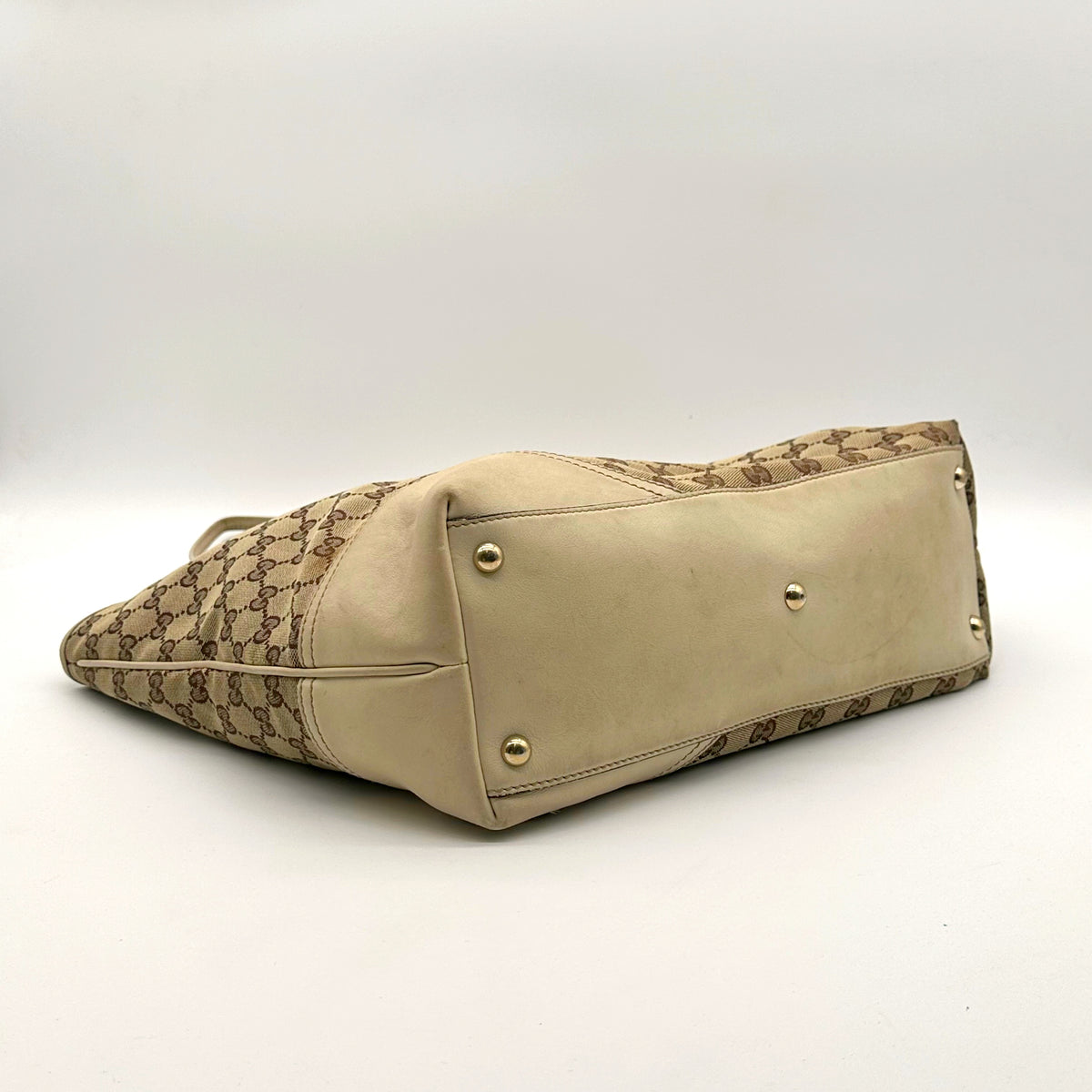 Gucci Tote toile GG - dessous en angle