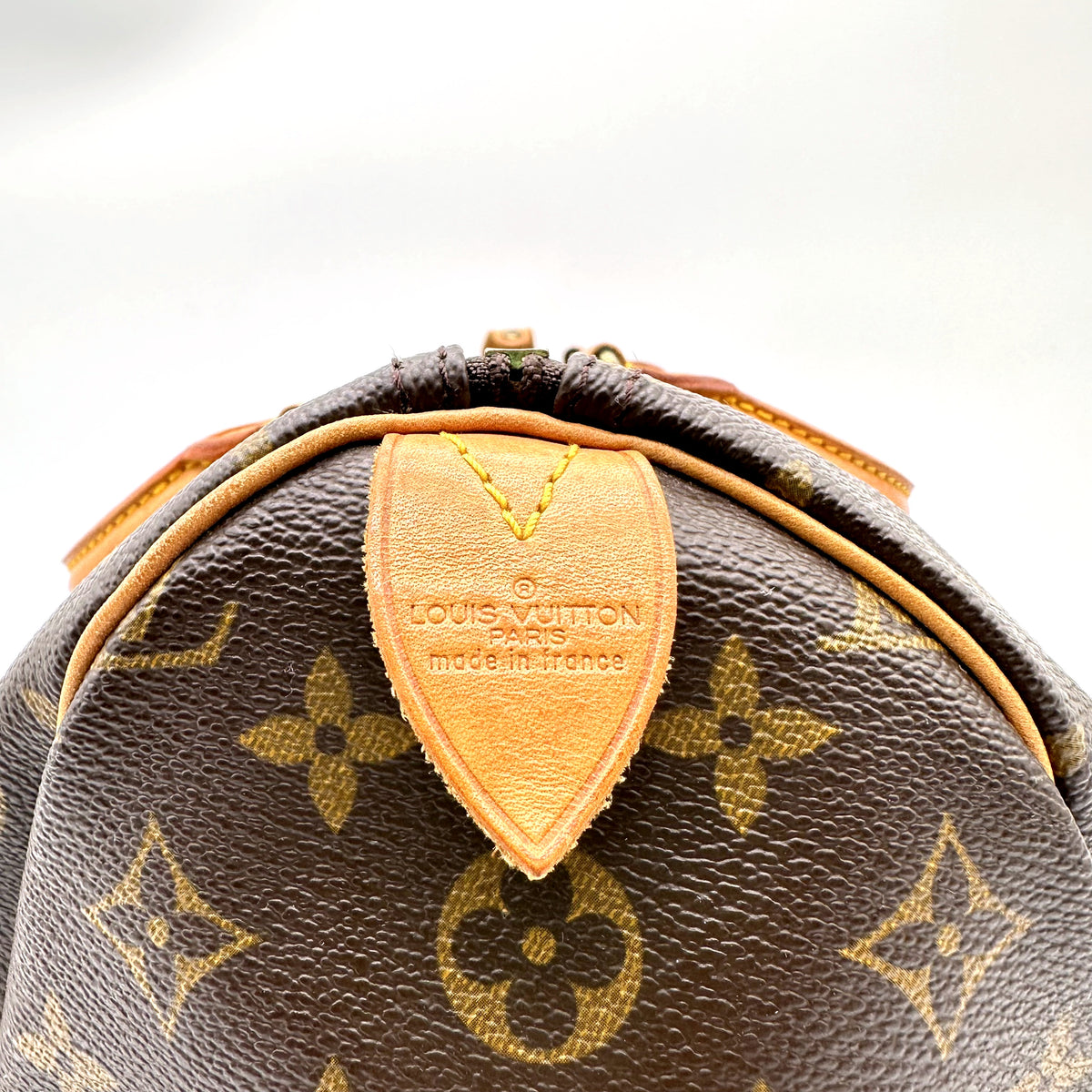 Louis Vuitton Speedy 35 toile Monogram - patte de cuir centrale et haut du sac