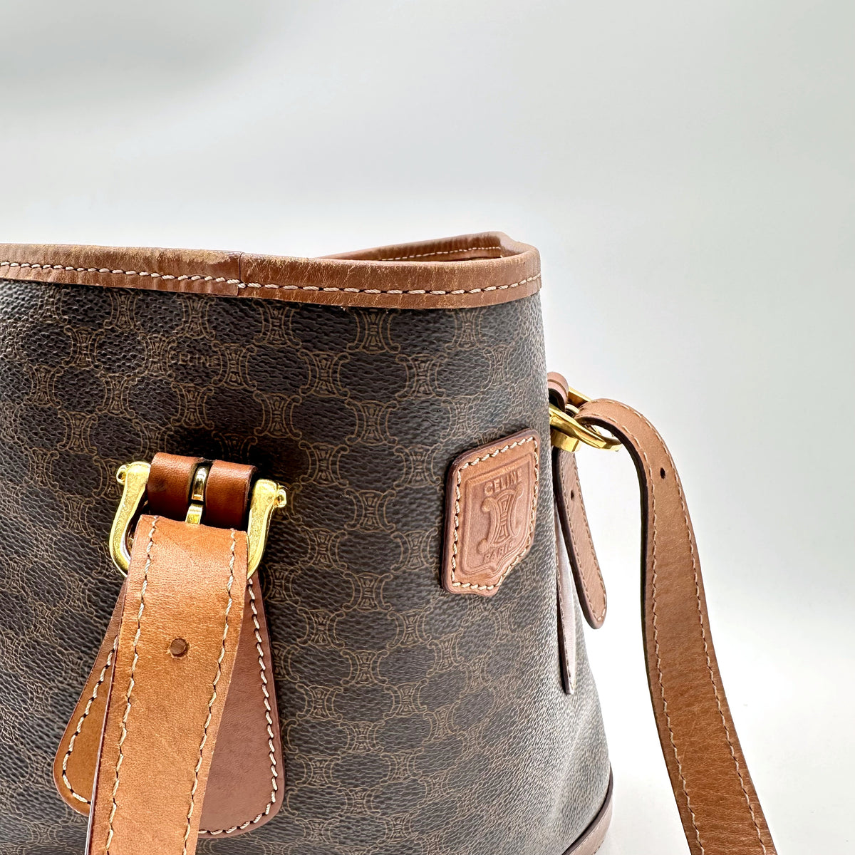 Céline Tote Toile Macadam Brun - détail de l'attache opposée et de l'écusson