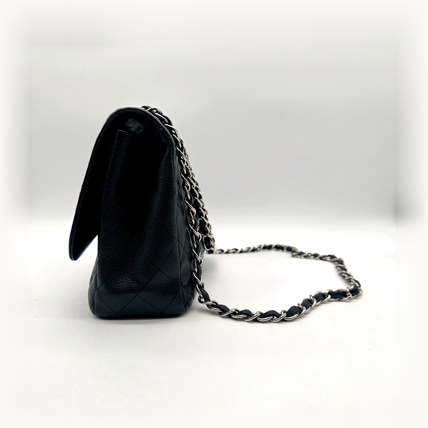 Chanel Timeless 30 cm Cuir Caviar Noir - profil opposé et chaîne