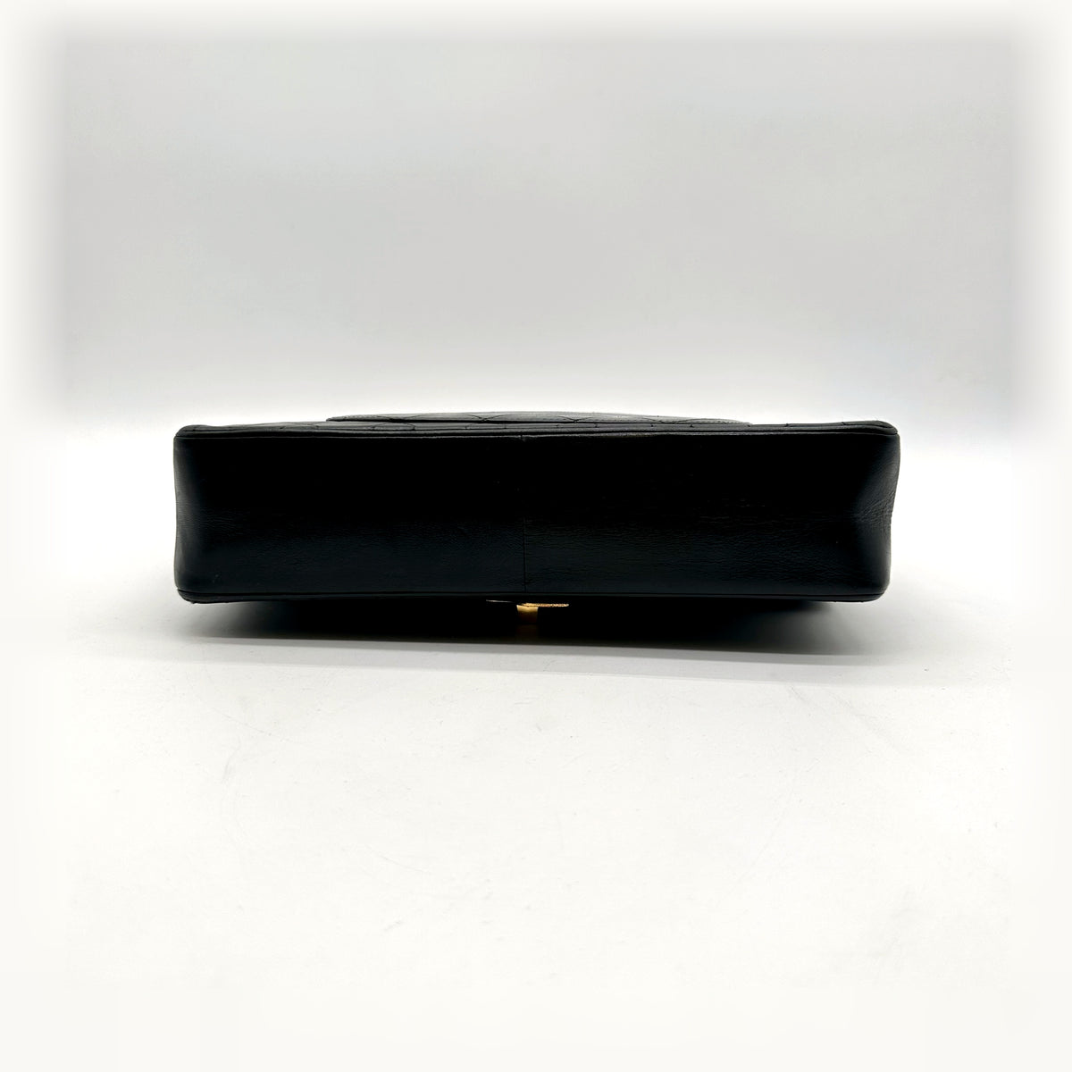 Chanel Timeless 25 cm Cuir d'agneau Noir - vue de la tranche, base du sac