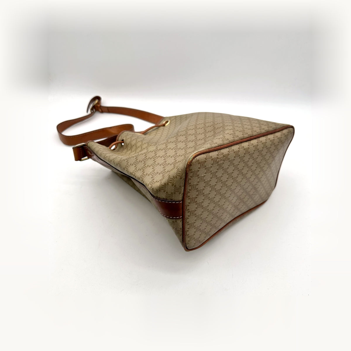 Céline Seau Toile Macadam Beige - vue du dessous, base et coins