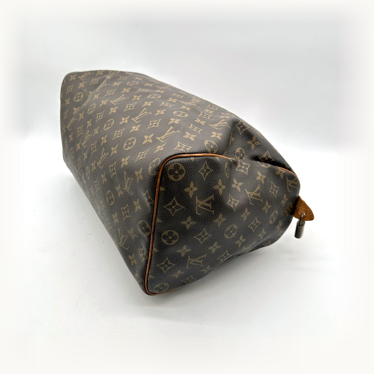 Louis Vuitton Speedy 40 Toile Monogram - vue du dessous en angle