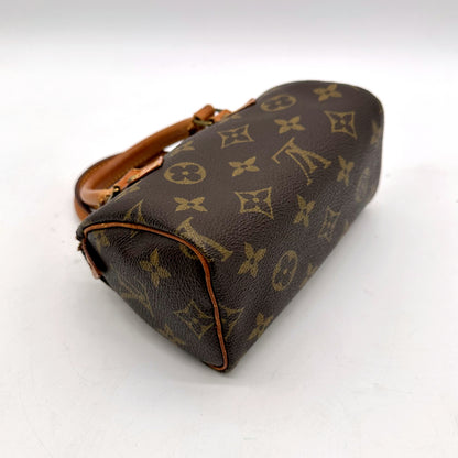 Louis Vuitton Nano Speedy Toile Monogram - vue du dessous, base et coins