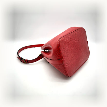 Louis Vuitton Petit Noé Cuir Épi Rouge - vue du dessous, base et coins