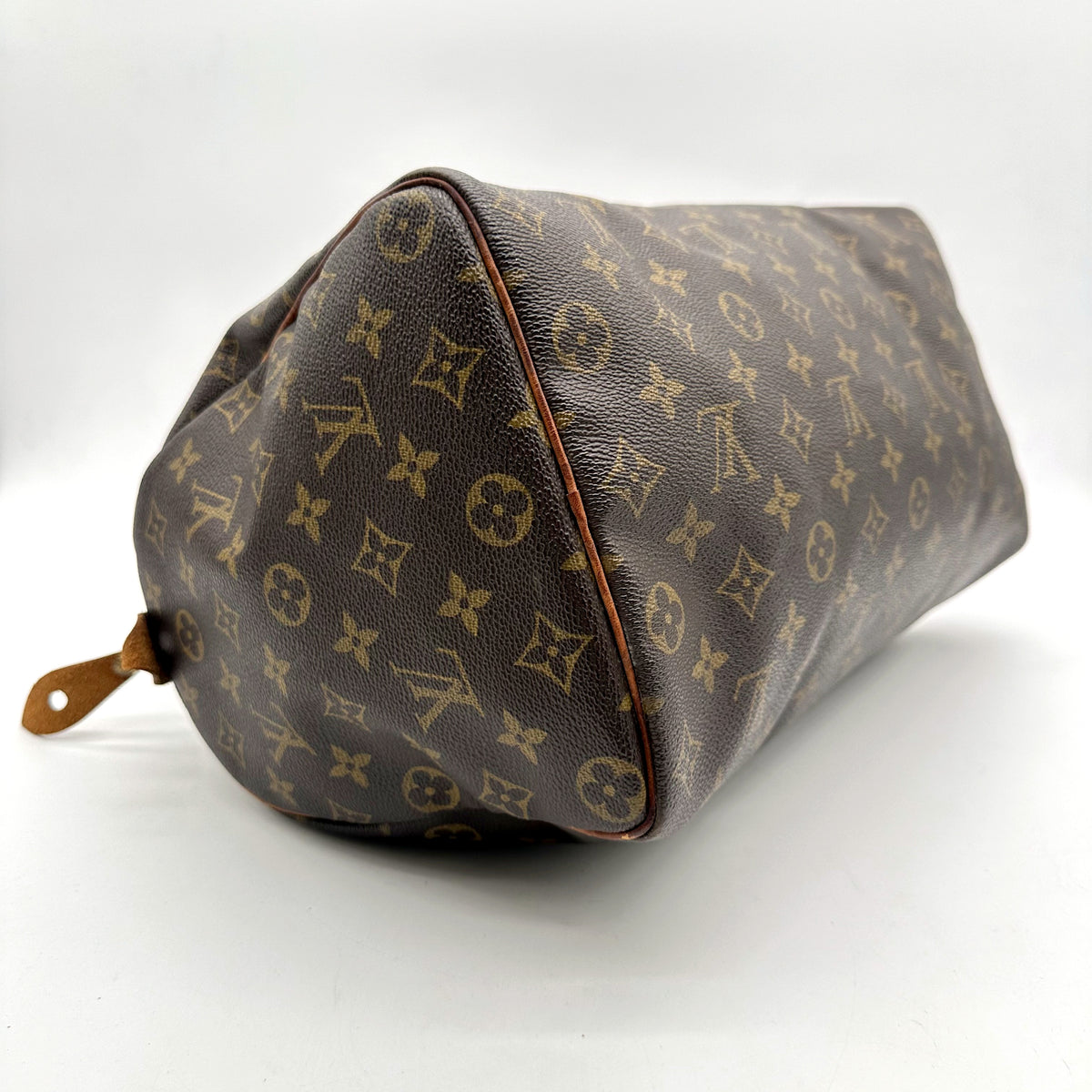 Louis Vuitton Speedy 35 Toile Monogram - vue du dessous, base et coins