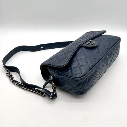 Chanel Matelassé Cuir Bleu Marine - vue en angle opposé, sac et bandoulière