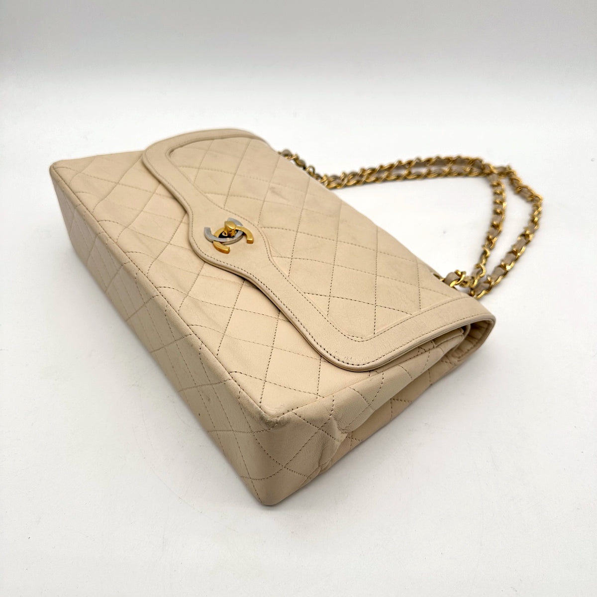 Chanel Diana Cuir d'agneau Beige - vue en angle, rabat et chaîne