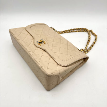 Chanel Diana Cuir d'agneau Beige - vue en angle, rabat et chaîne