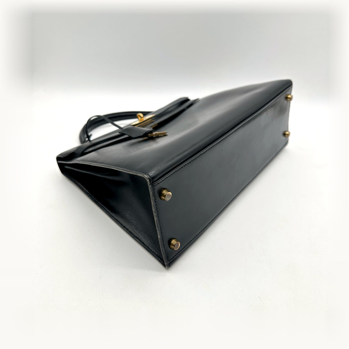 Hermès Kelly 32 Cuir Box Calf Noir - vue du dessous en angle opposé