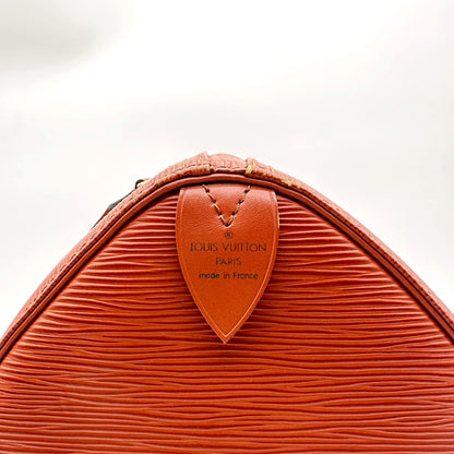 Louis Vuitton Speedy 35 Cuir Épi Terracotta - détail de la patte de cuir d'extrémité