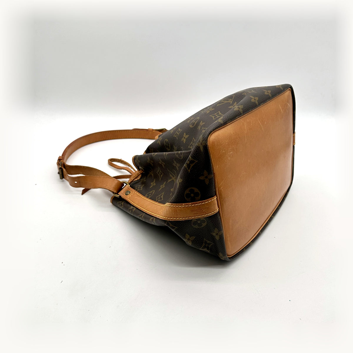Louis Vuitton Petit Noé Toile Monogram - vue du dessous en angle opposé