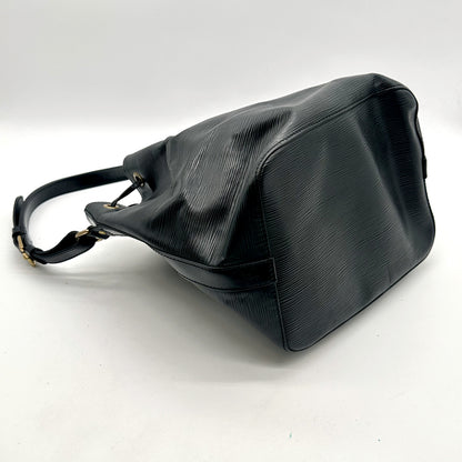 Louis Vuitton Petit Noé Cuir Épi Noir - vue du dessous en angle opposé