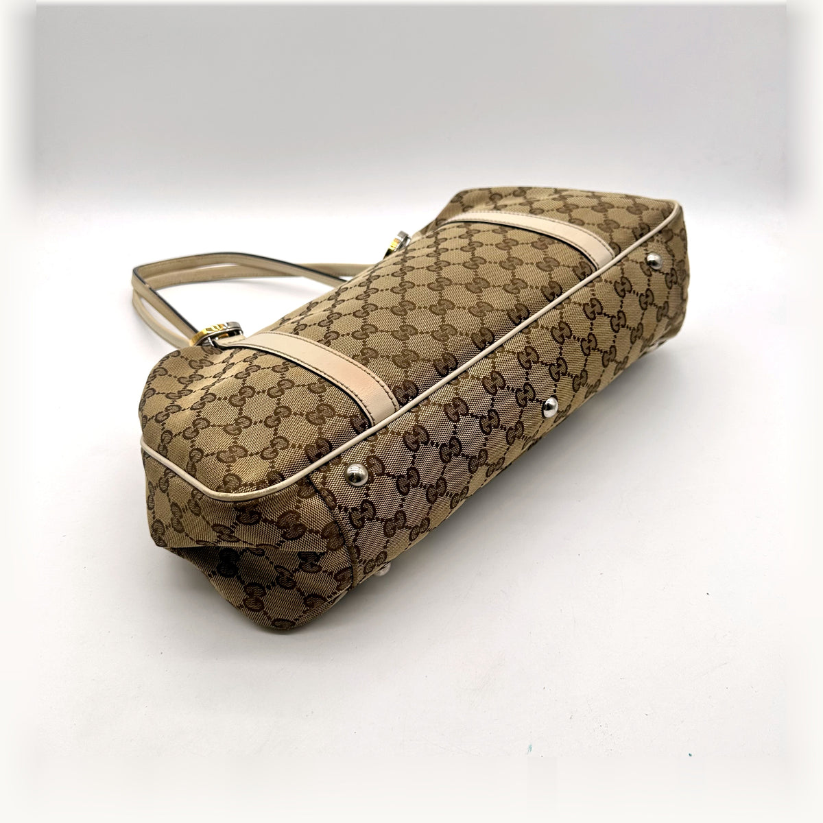 Gucci Cabas Toile GG Beige - vue du dessous, base et clous
